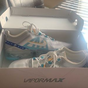 Womens size 10 Nike Air VaporMax - White